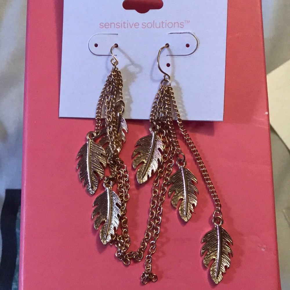 never-been worn gold earrings